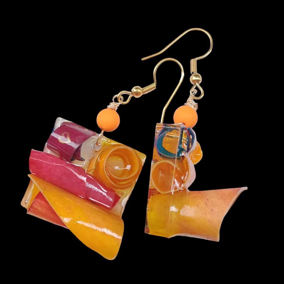 Kunststück: PAPER ART JEWELLERY in epoxy resin / each item is crafted by myself. painted paper, folded / signed on back / light in weight allergy-free hooks in titanium