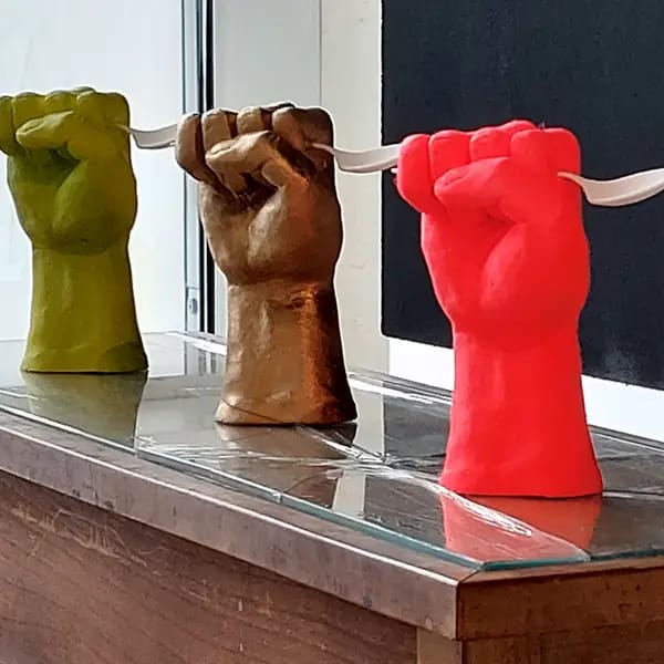 KatharinaBrandl, Spoon Revolution“ oder „More for Care“, 3-D Druck nach einer Keramik
3 Fäuste mit Löffeln
Ø 10 cm, 2022