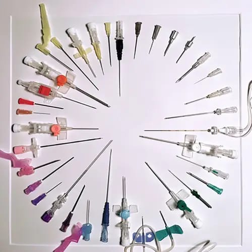 Ulrike Asamer, Farbkreis der Anästhesie, 2023, medizinische Kanülen, 50 x 50cm