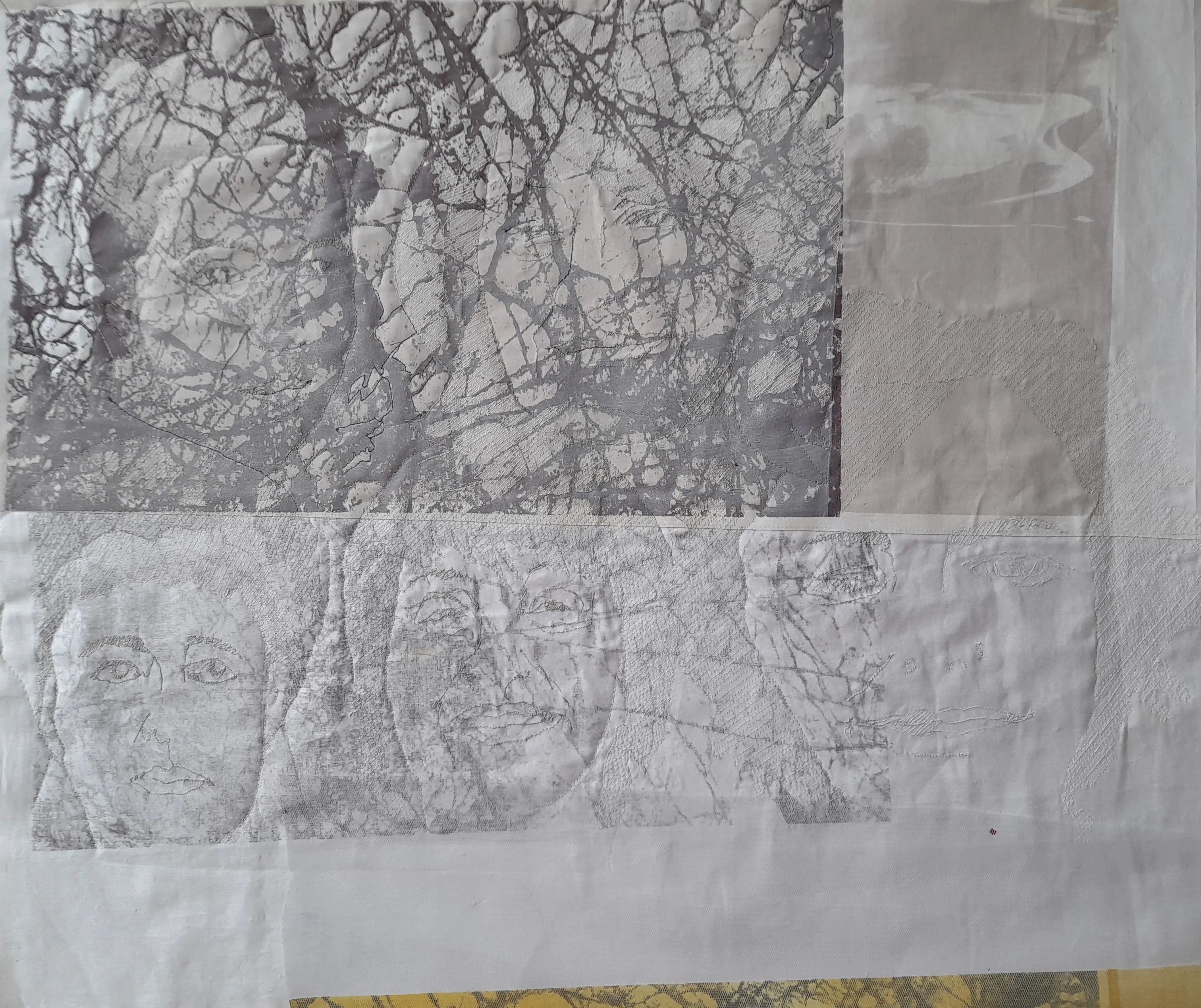 Kunststück: Urgestein/e  2023, 54 x 67, aus der Serie „Spurensuche“textile Collage, Siebdruck auf BW