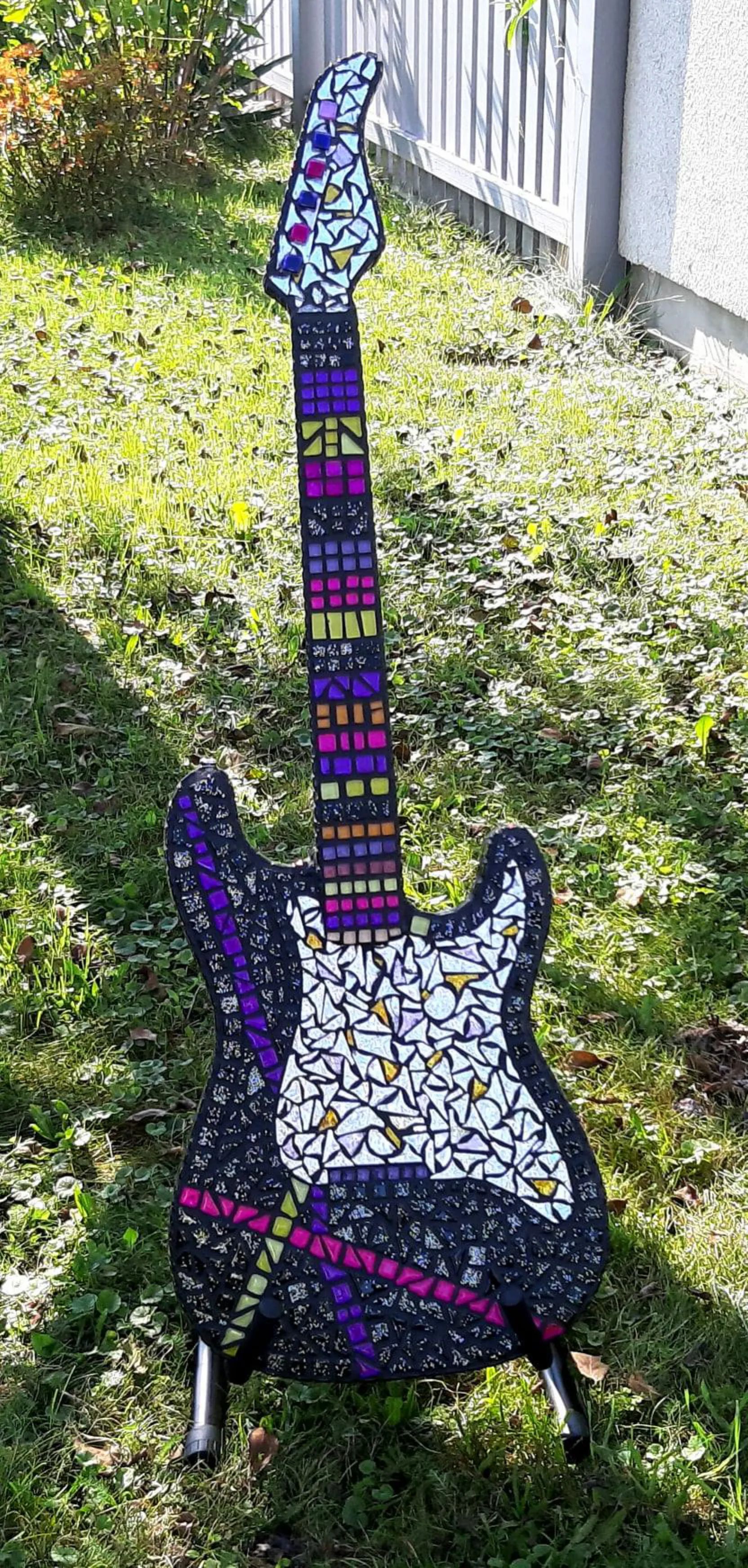 Kunststück: Heavy Metal Romance
Glasmosaik auf Gitarre