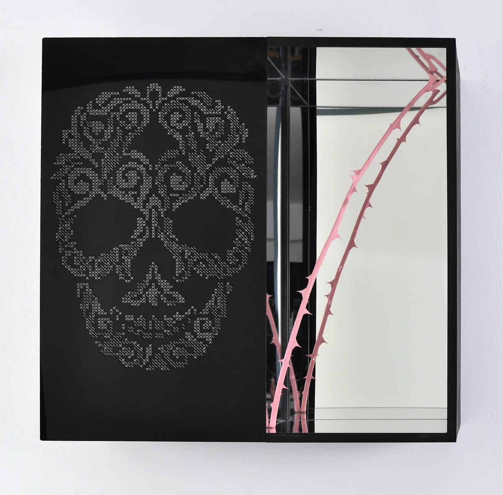Kunststück: Der Tod und das Mädchen Kreuzstich auf Plexiglas, mixed media 2018